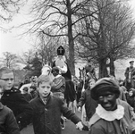128710 Afbeelding van de aankomst van Sinterklaas in Utrecht.